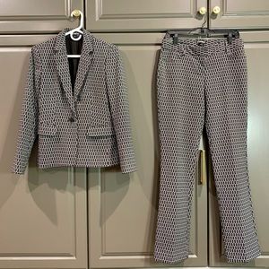 Express pant suit, blk & wht, size 6 regular.